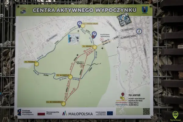 Mapa szlaku turystycznego z zaznaczonym leśne molo, punktami kontrolnymi i odległościami.