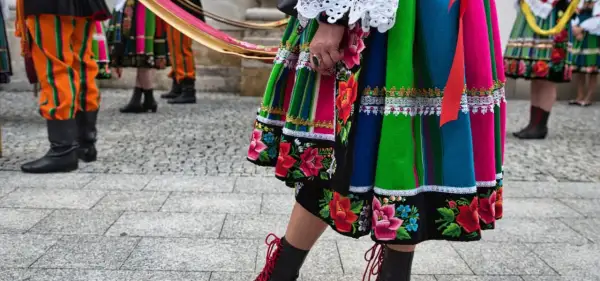 Kolorowe spódnice i pasiaste spodnie, część barwnych łowickich atrakcji.