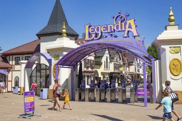 Wejście do Legendii, jednego z najlepszych parków rozrywki w Polsce. Rodziny wchodzą przez bramki.