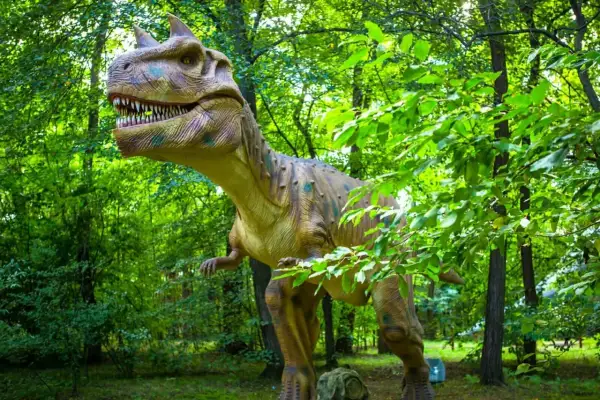 Witaj w parku ruchomych dinozaurów! Gigantyczny, realistyczny T-Rex czeka na Ciebie wśród bujnej zieleni.