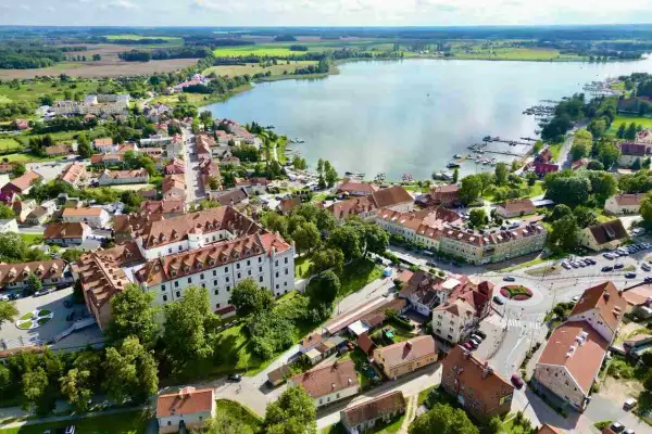 Malownicze Mazury: zamek, jezioro i urokliwe miasteczko. Odkryj te atrakcje!