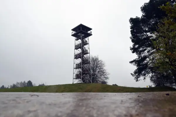 Wieża widokowa na górze lemana, z której roztacza się widok na jesienny krajobraz.