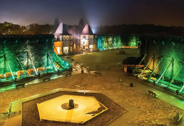 Nocne iluminacje tężni solankowych w Inowrocławiu, jedne z najciekawszych atrakcji Kujaw i Pomorza.