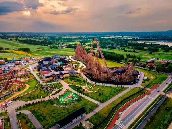 Widok z lotu ptaka na park rozrywki Energylandia z drewnianą kolejką górską. Warto mieć fast pass, by uniknąć kolejek.