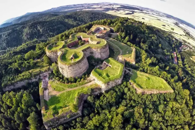 Twierdza Srebrna Góra, jedna z największych atrakcji Dolnego Śląska, majestatycznie wznosi się wśród zielonych wzgórz.
