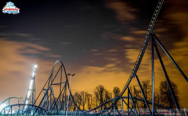 Nocne niebo nad Energylandią. Kolejka Hyperion w całej swojej okazałości, jej imponująca **wysokość** robi wrażenie.