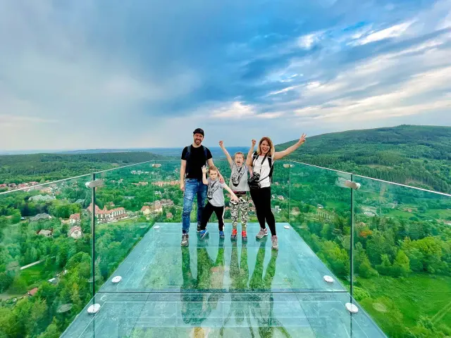 Rodzina cieszy się widokiem z tarasu widokowego skywalk Świeradów.