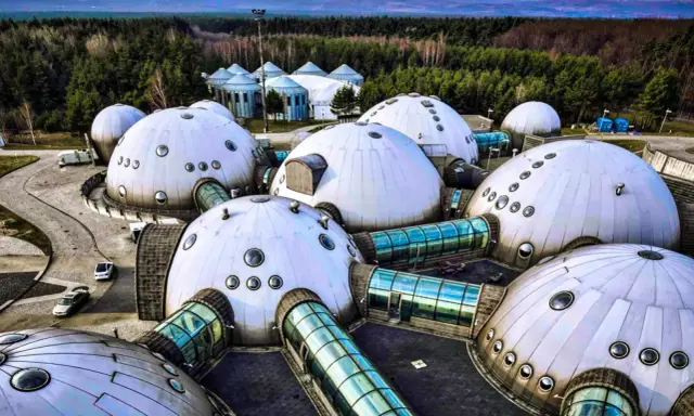Futurystyczne kopuły kompleksu Alvernia Planet, otoczone lasem, przypominają bazę na obcej planecie.